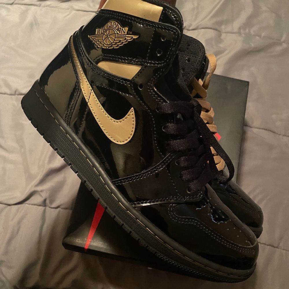 Jordan Nike metallic gold 9.5